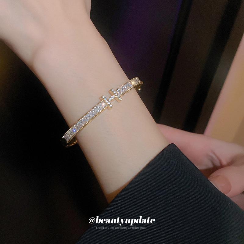 Korean Zircon Letter Buckle Bracelet: Elegant, High-End, Light Luxury Fashion