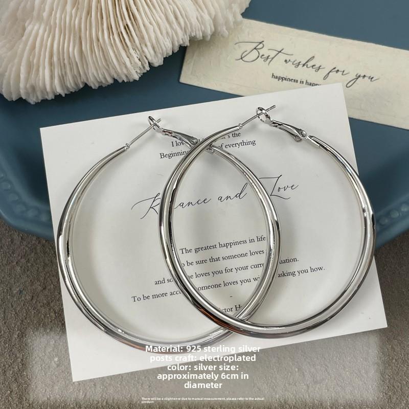 Ballad-style Elegant Round Earrings for Girls, Featuring Small-scale, Exclusive, Luxurious and Fashionable Design, with Exaggerated Style.