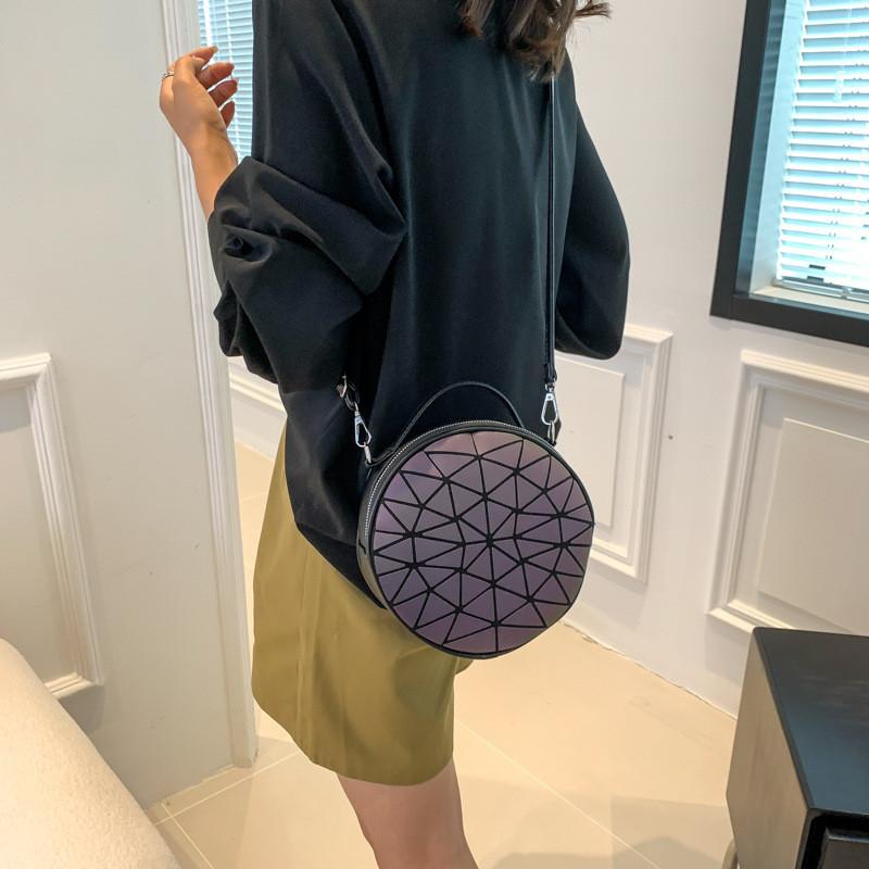 Trendige Damenhandtasche im Streetstyle, Sommer 2023, neue kleine quadratische Tasche aus PU-Material in fluoreszierenden Farben, lässige Tragetasche