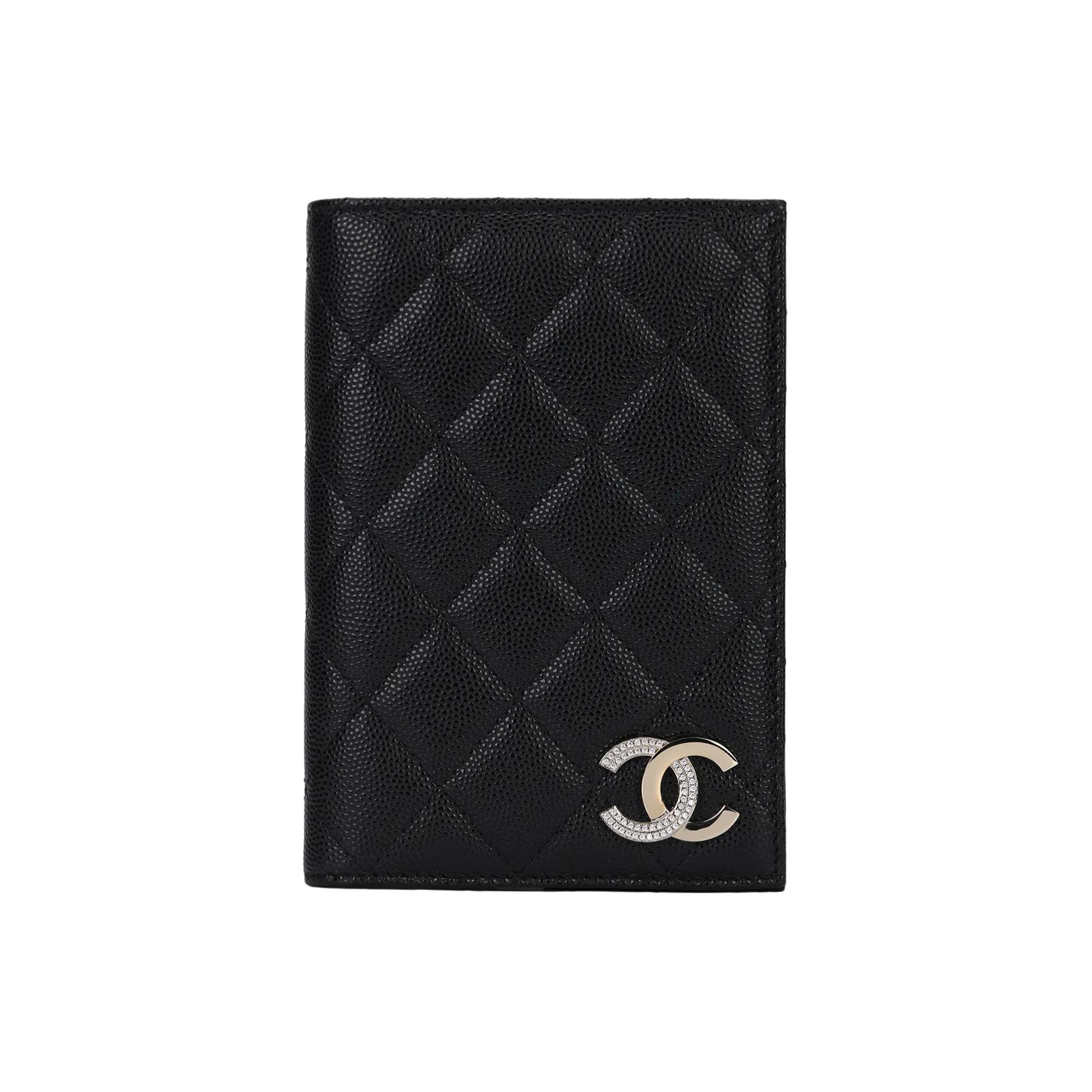 

CHANEL 24B brand logo metal logo diamond pattern flip cover opening and closing lychee grain leather passport clip wallet black One Size-Gift Set(Basic Set+Box+Shopping Bag) чорний