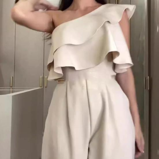 Letni kombinezon damski z falbanką, bez rękawów, z wysokim stanem, szerokimi nogawkami, z jednym ramieniem i skosem