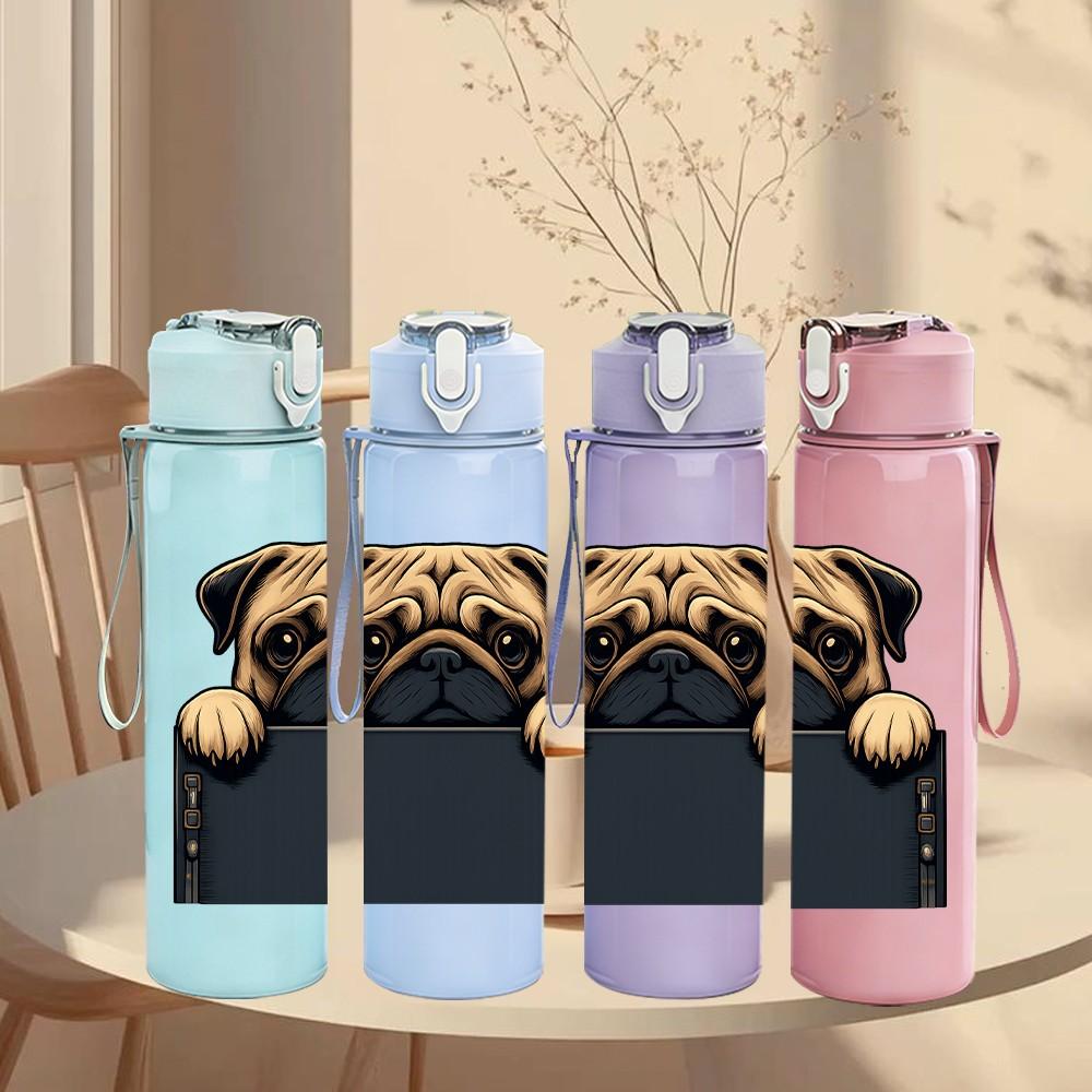 1 ks Mops Pes Vykukující Rám Tisk 750ml Barevná Plastová Sportovní Láhev na Vodu Nepropustné Sklopné Víčko se Slámkou Pro Sporty Kancelář Domácí Použití