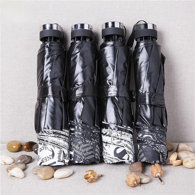 Pánský retro černý skládací slunečník – Unisex, vzor novin.