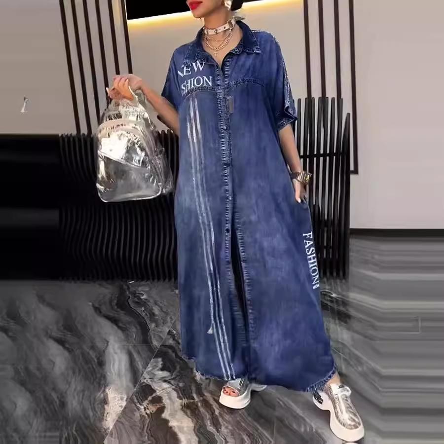 

Джинсова сукня з принтом літер, розрізом подолу та бахромою L темно-синього кольору