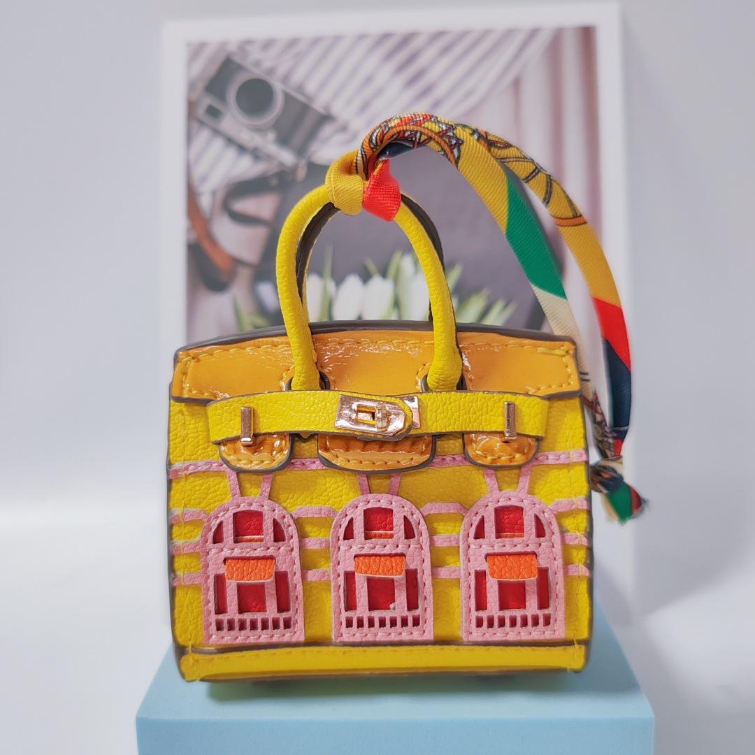 

Moni You Silver Bag Small House Hanging Adorable Creative Ornament Small Window Car Key Chain Hanging Earphone Bag Change Bag 8.5x4x10cm жовтий