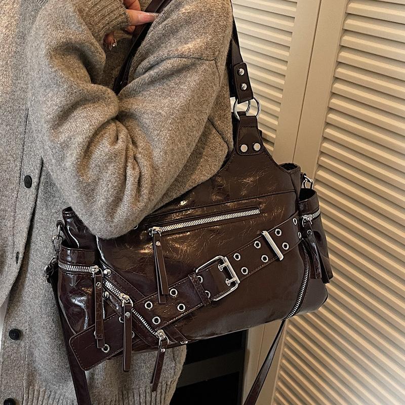 Korean niche design premium feeling Spice girl locomotive armpit bag large capacity rivet retro commuter shoulder messenger bag