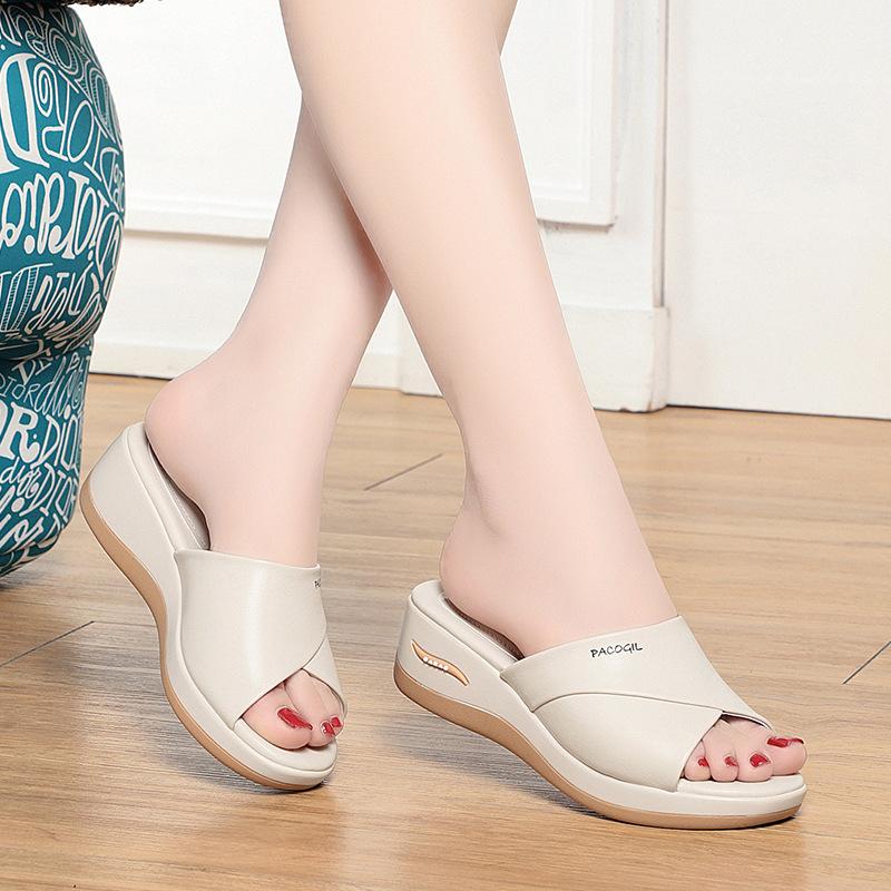 Fashionable Elegant Mother Slippers Wearing Soft Leather Sandals For Women With Thick-Soled Middle-Aged Flat-Soled Flip-Flops