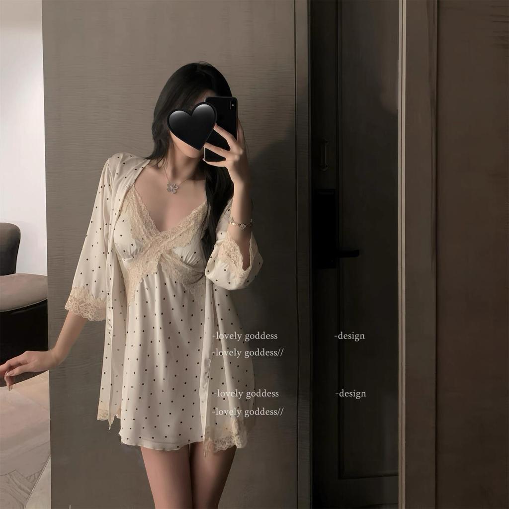 Szykowna koszula nocna w kropki z koronkowym wykończeniem, na ramiączkach spaghetti i z wkładką na biuście.