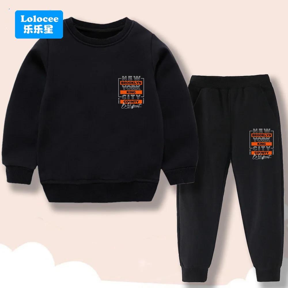 Boys' Spring/Autumn/Winter Sports Set Long-sleeved crew-necksweatshirt featuring "Californialetteringpaired with matching pants.