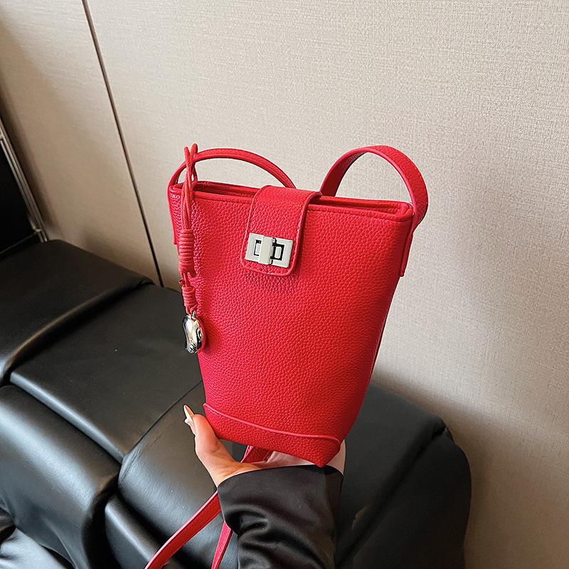 Bags, versatile bucket bags, new fashion, popular today, casual messenger bags, mobile phone bags are trendy