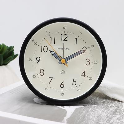 Tichý malý budík pro studenty k použití jako speciální budicí artefakt k zobrazení na ploše Mini dětský budík Stolní budík