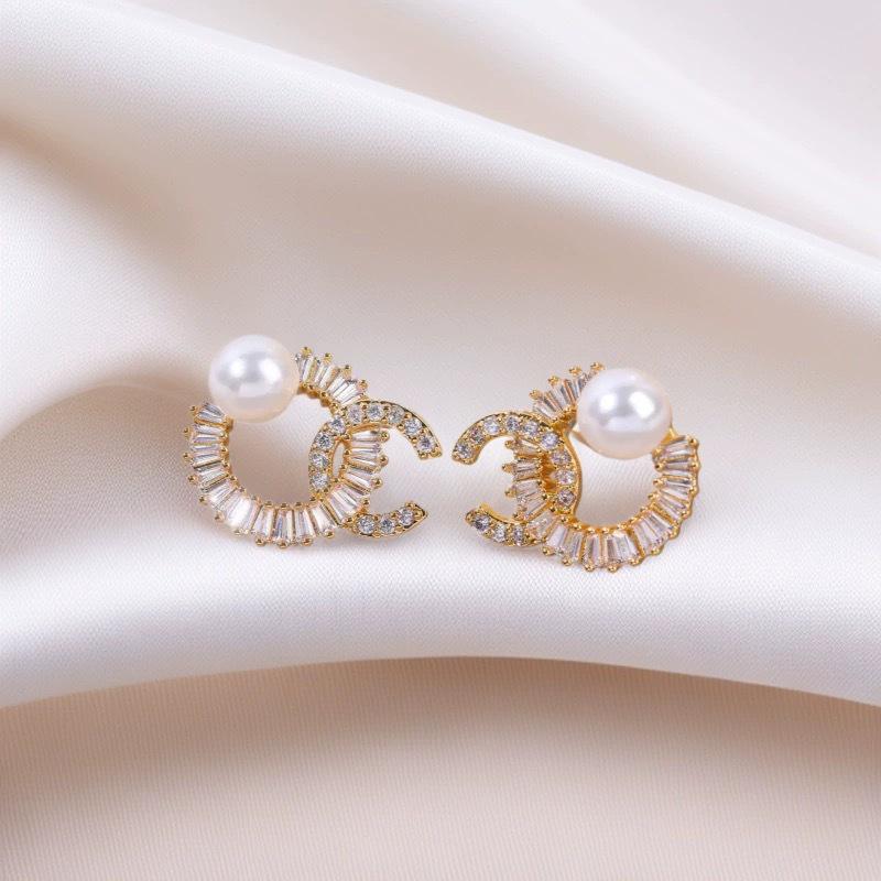 

Елегантні сережки-гвоздики з цирконами – Мінімалістичний та вишуканий дизайн золотий