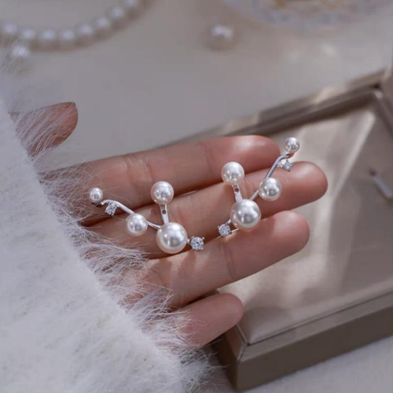 Versatile high-end temperament earrings, new design studs, women s fashion retro love earrings wholesale