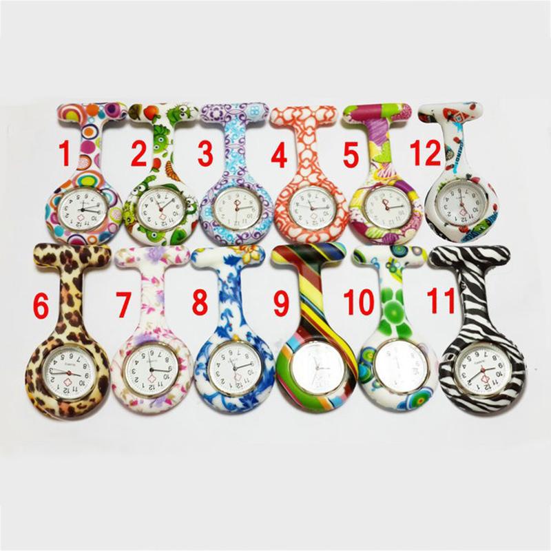 Unisex Silikon Runde Krankenschwesteruhr Clip-on Anhänger Brosche Reversuhr mit Blumenmuster Abdeckung