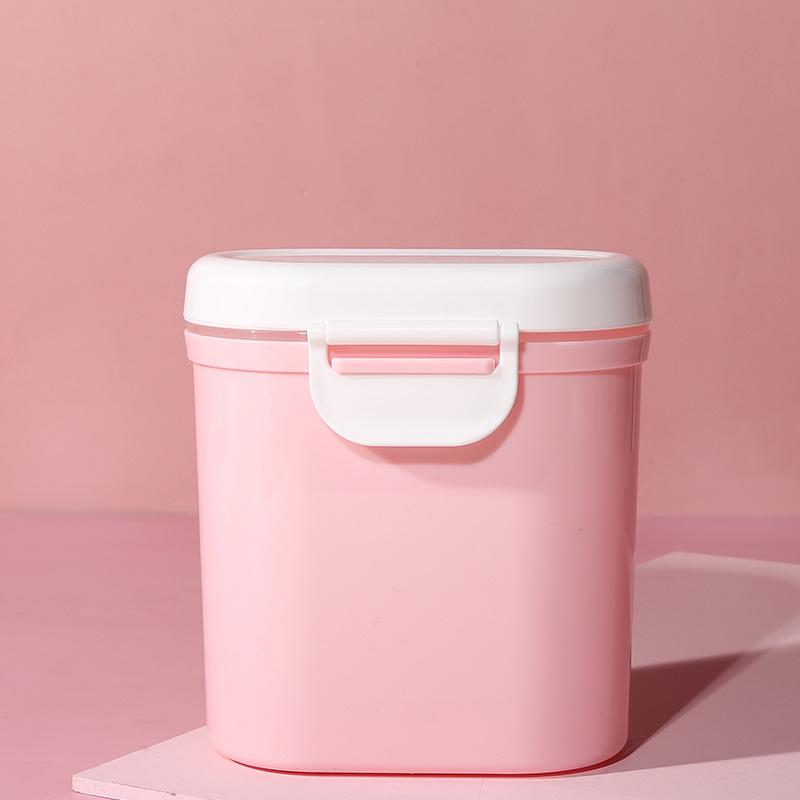 High-Capacity Portable Baby Formula Storage Container - Sealed and Portioned for On-the-Go Use.
