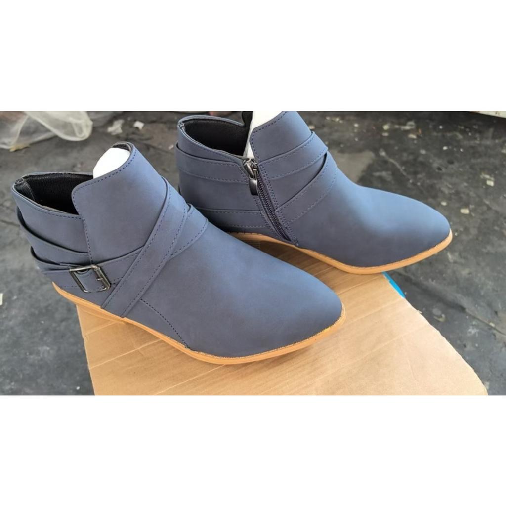 Neue Chelsea Boots in Übergröße mit spitzer Zehenpartie - Damen Stiefeletten mit Kreuzriemen, Seitenreißverschluss und mittelhohem Absatz