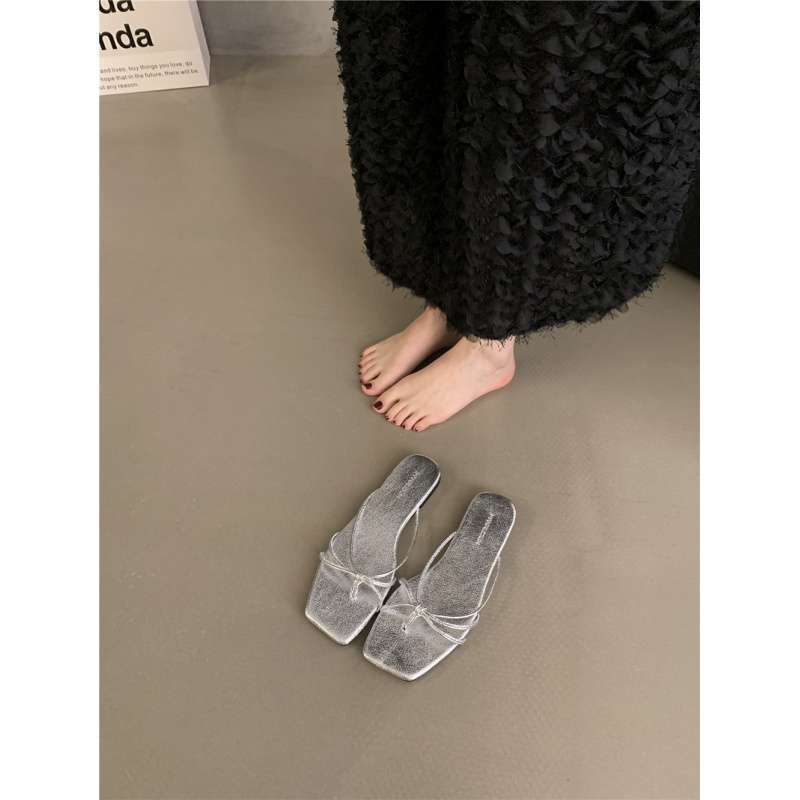 Retro silberne Sandalen Strand weichsohlige flachbodige Hausschuhe für Damen Sommer Zehensandalen Französische Mode Damen Sandalen