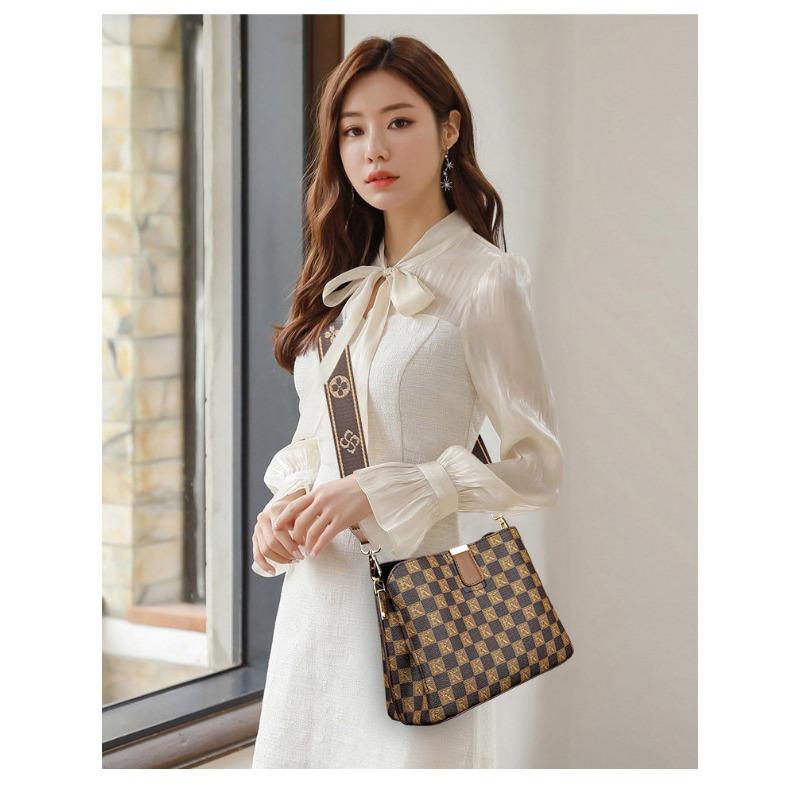 Foreign Trade Bag Women's 2023 New Advanced Versatile Printing Letter Wide Shoulder Strap Large Capacity One Shoulder Bucket Bag Tide
