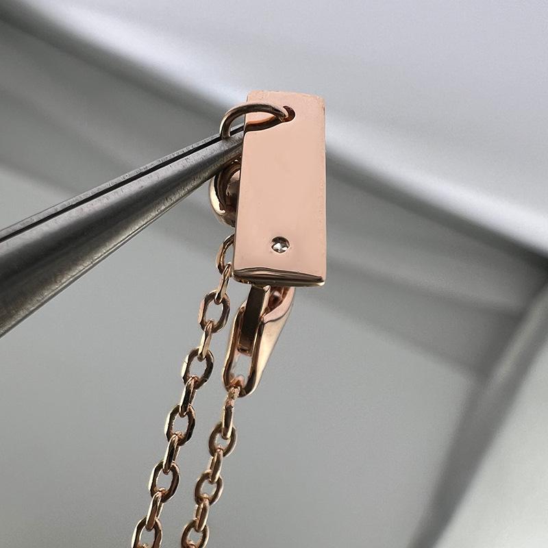 Elegant Women's Large Diamond Pendant Necklace: Light Luxury, Versatile, High-End Fashion.