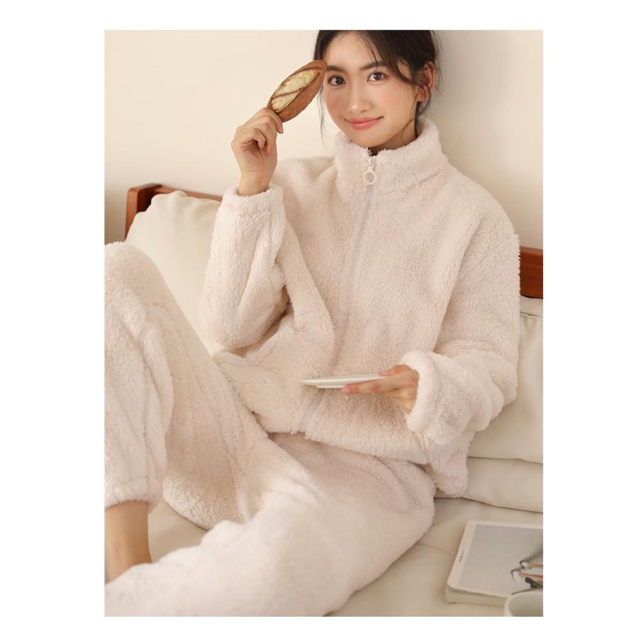 Pár modelů podzimního a zimního společenského oblečení, kardigan na zip lze nosit i mimo pyžamo, oboustranně polstrované teplé společenské oblečení