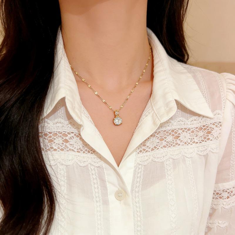 Four Claw Inlaid Zircon Simple Light Luxury Titanium Steel Clavicle Necklace