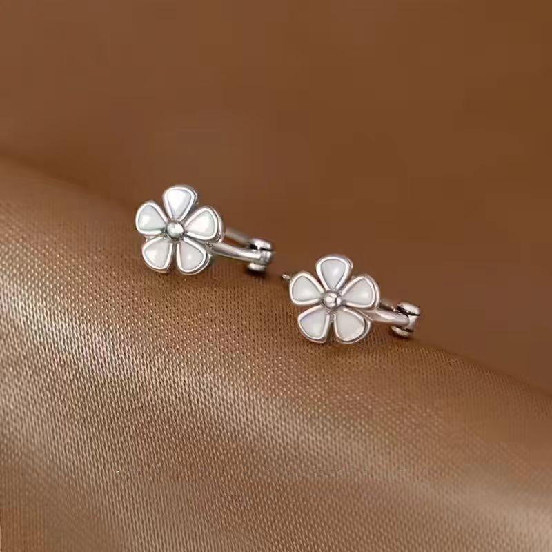 

Серьги-маргаритки для женщин на лето — новый универсальный стиль 2025 года, простой и элегантный для поездок на работу Daisy Earrings серебряный