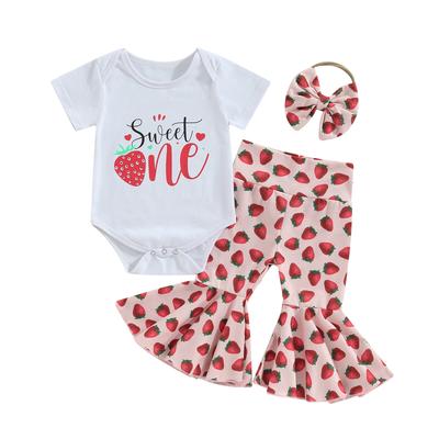 Baby Mädchen Kleidung Anzüge Buchstabenaufdruck Kurzarm Rundhals Strampler Erdbeerprint Schlaghosen Stirnband 3-teiliges Set