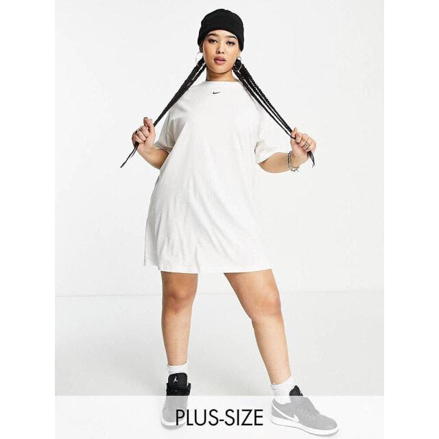 

Белое платье-футболка с мини-галочкой Nike Plus
