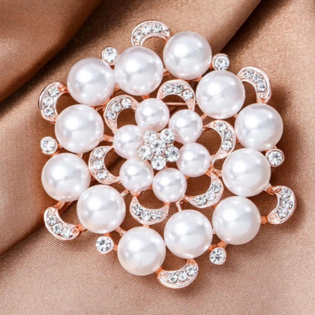 Minimalist Korean version pearl brooch with diamond studded flower chest flower brooch, women's high-end style brooch