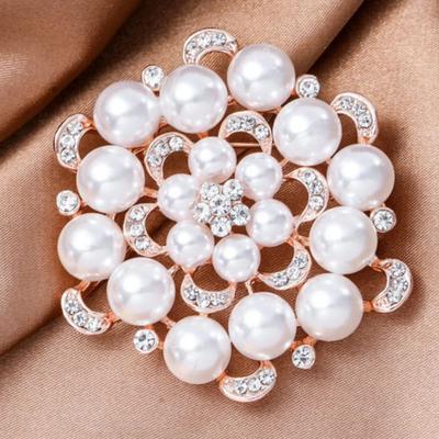 Minimalist Korean Version Pearl Brooch with Diamond Studded Flower Chest Flower Brooch, Women's High-end Style Brooch
