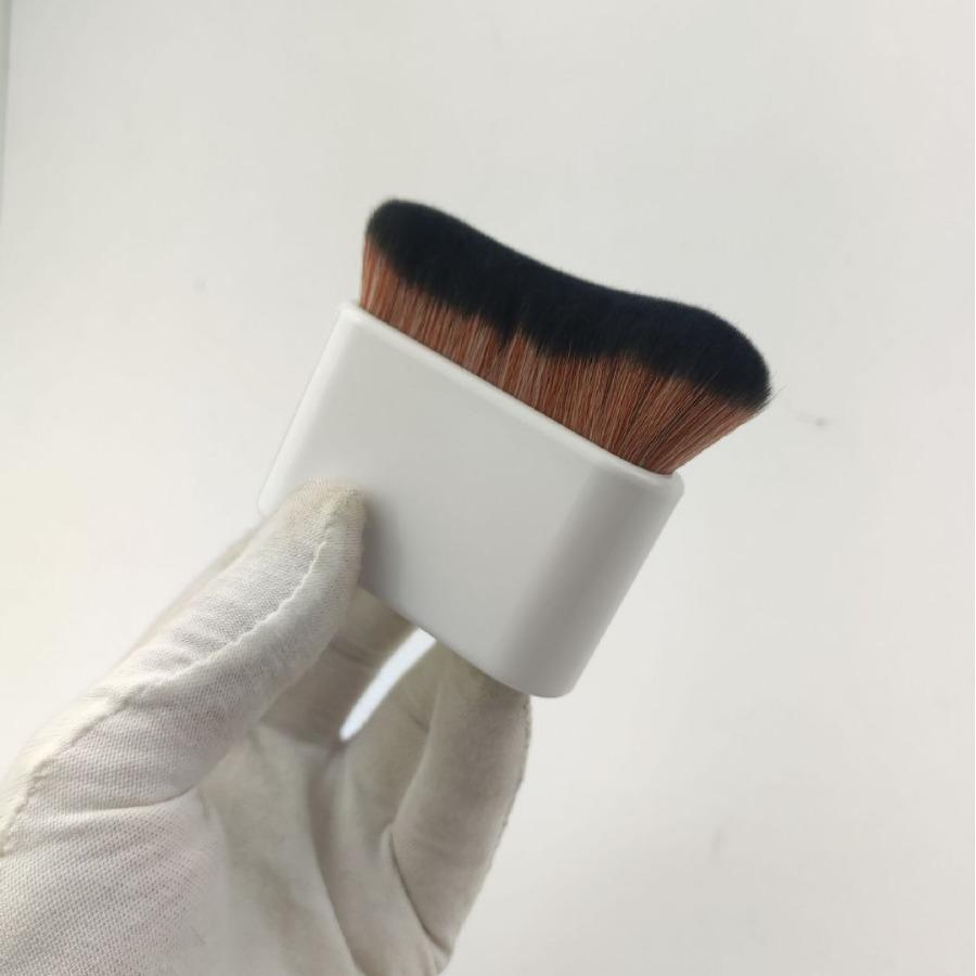 Multifunktionaler Körper- und Rougepinsel mit weichen Borsten
