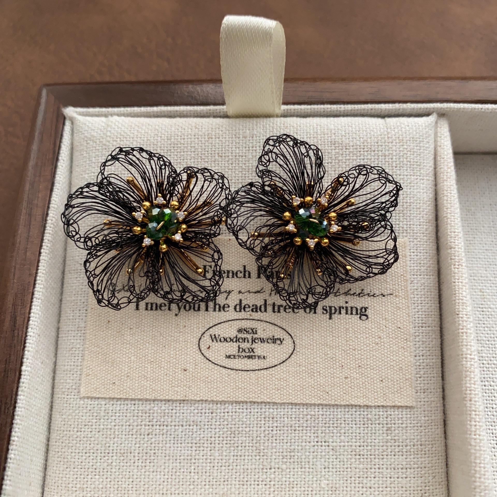 

Simple and sweet handmade art flower stud earrings temperament elegant French niche design exquisite earrings beautiful earrings