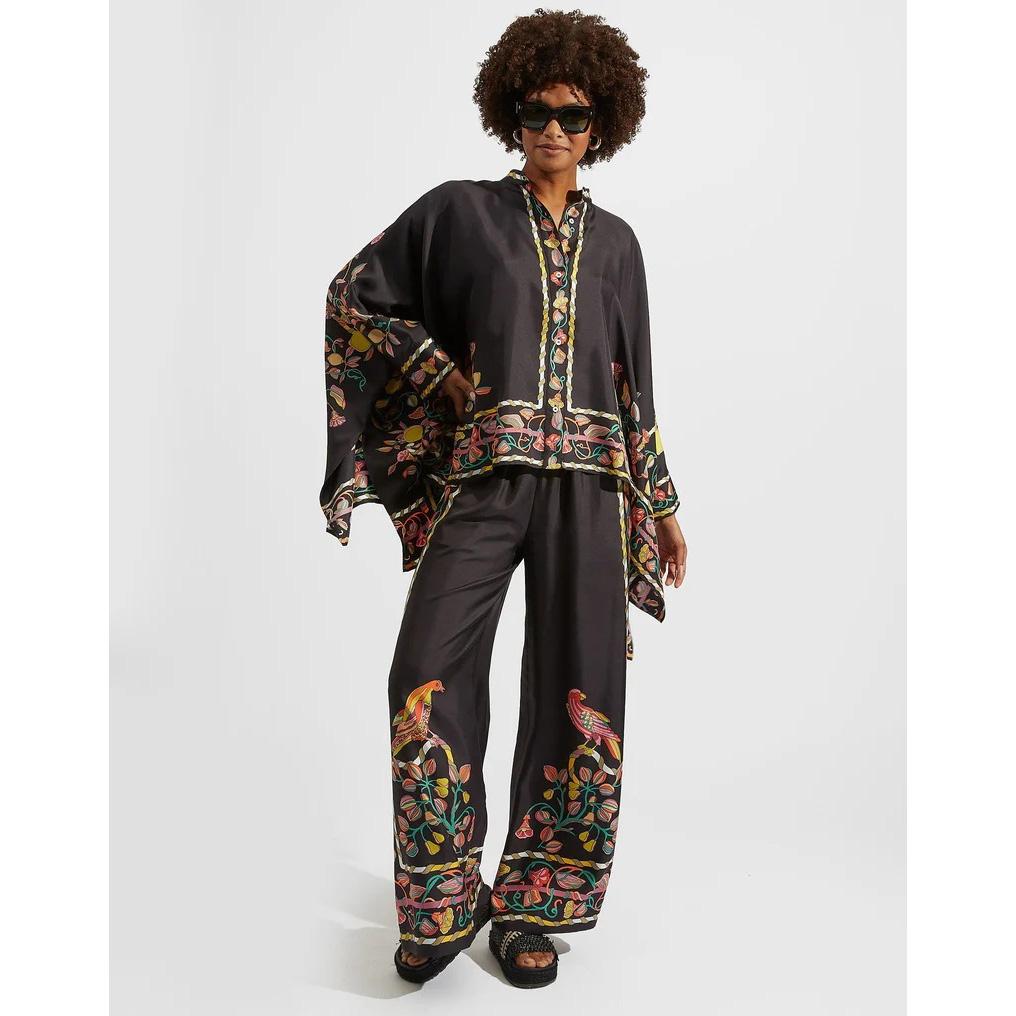 

Штани з вінтажним принтом. Жіноча сорочка з довгими рукавами і широкими брюками. Комплект із двох предметів. Жіноча мода. Тенденція вуличного одягу. M