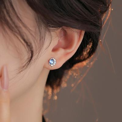 Orecchini placcati in argento S925, orecchini a forma di stella e luna in opale, design da donna, piercing sensoriale all'orecchio, orecchini a forma di stella, orecchini semplici e dolci.