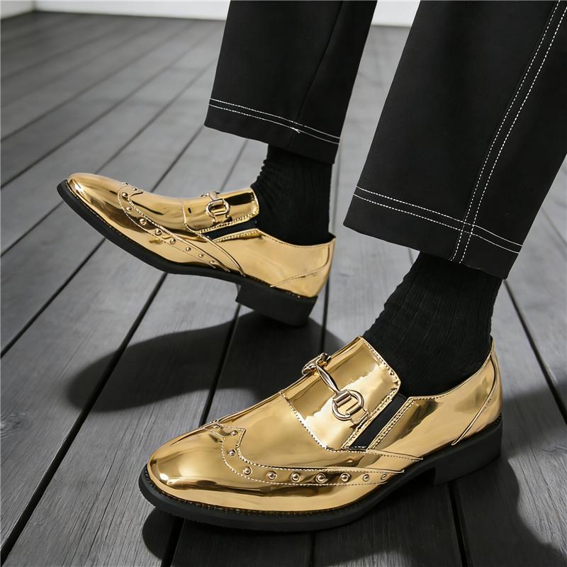 Luxury New Gold Punk Rivet Loafers New Men Pointed Metal Chain Leather Shoes Designer Formal Wedding Dress Homecoming Footwear