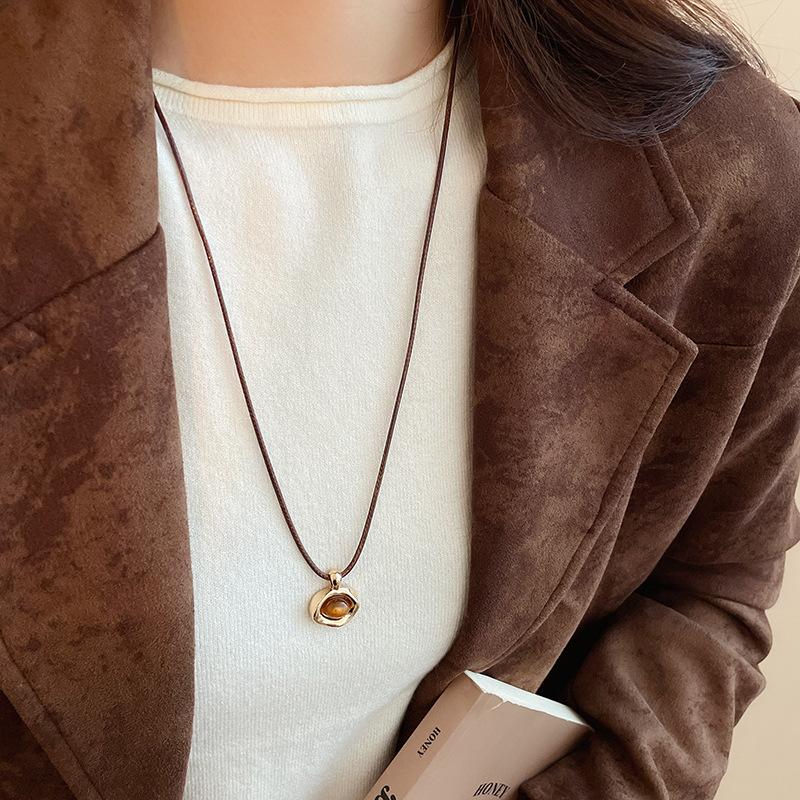 Autumn and winter retro coffee color tiger's eye stone pearl necklace temperament collarbone chain Maillard necklace women