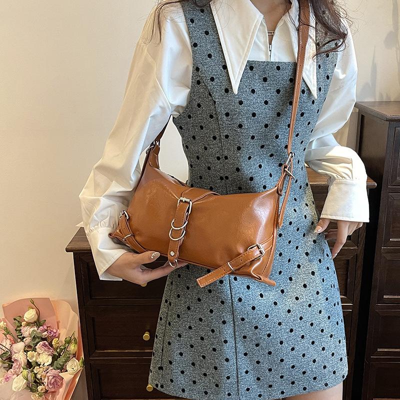 Dámská jednobarevná magnetická spona bagetová crossbody taška volnočasová PU šikmá ramenní taška s nastavitelným popruhem