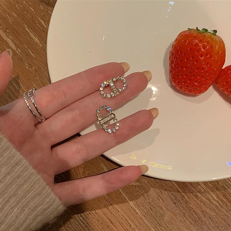 

2024 Trendy High-End Ear Clips for Women: Elegant Non-Pierced Earrings