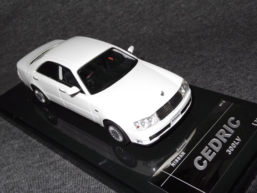 CEDRIC 300LV White Pearl Finished Product WIT'S 1/43