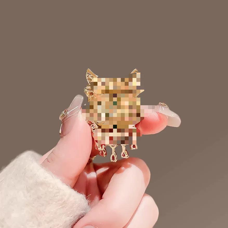 Elegant Retro Lion Brooch - High-Grade Corsage Lapel Pin for Women's Suit.