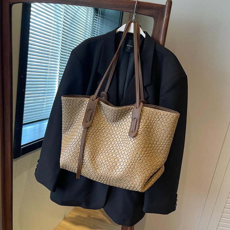 Fashion handbag women's spring and summer new product retro rhombus woven shoulder large capacity versatile tote bag