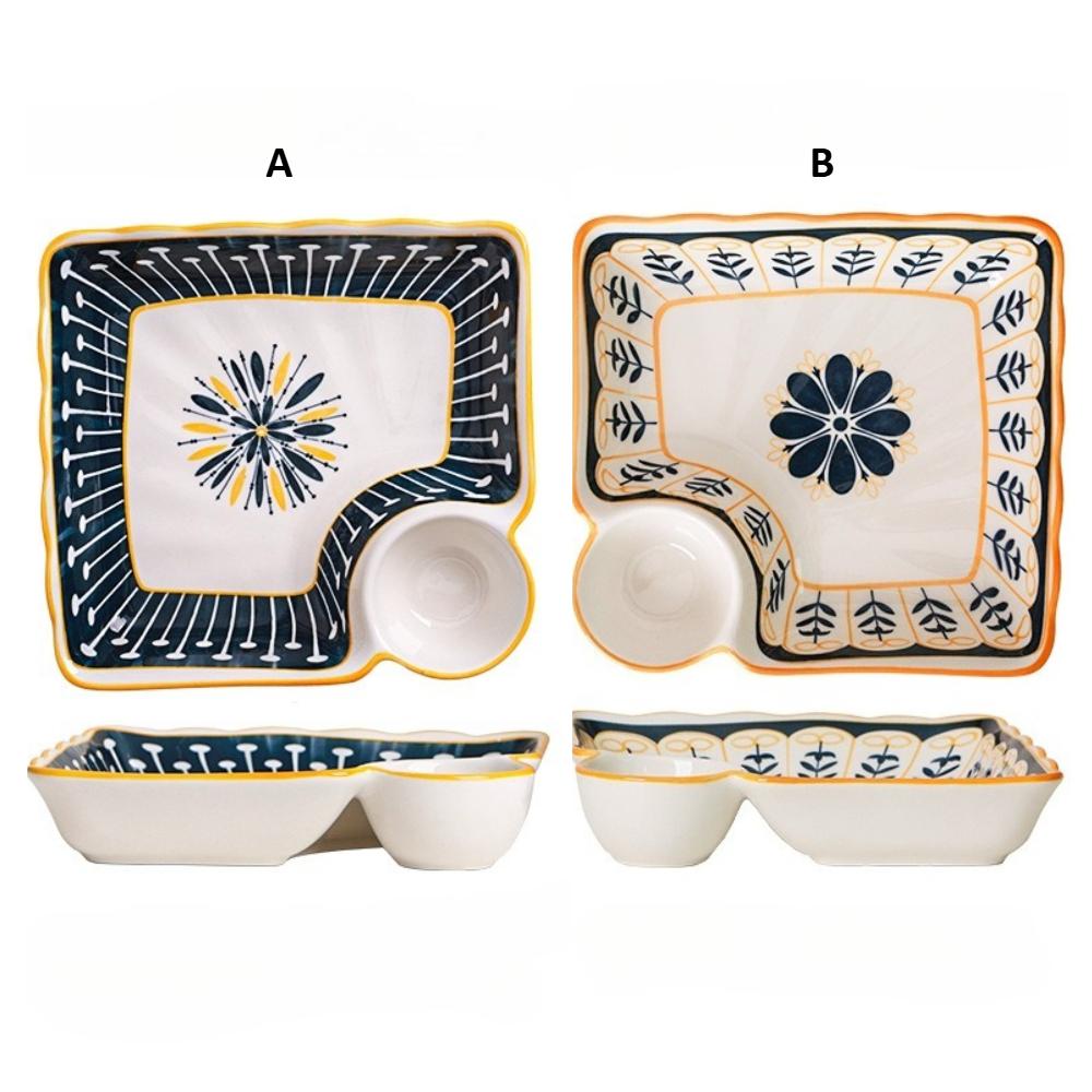Набор тарелок для пельменей в богемном стиле, включающий две керамические тарелки с отделениями и соусник.. Эти тарелки очень универсальны в использовании.