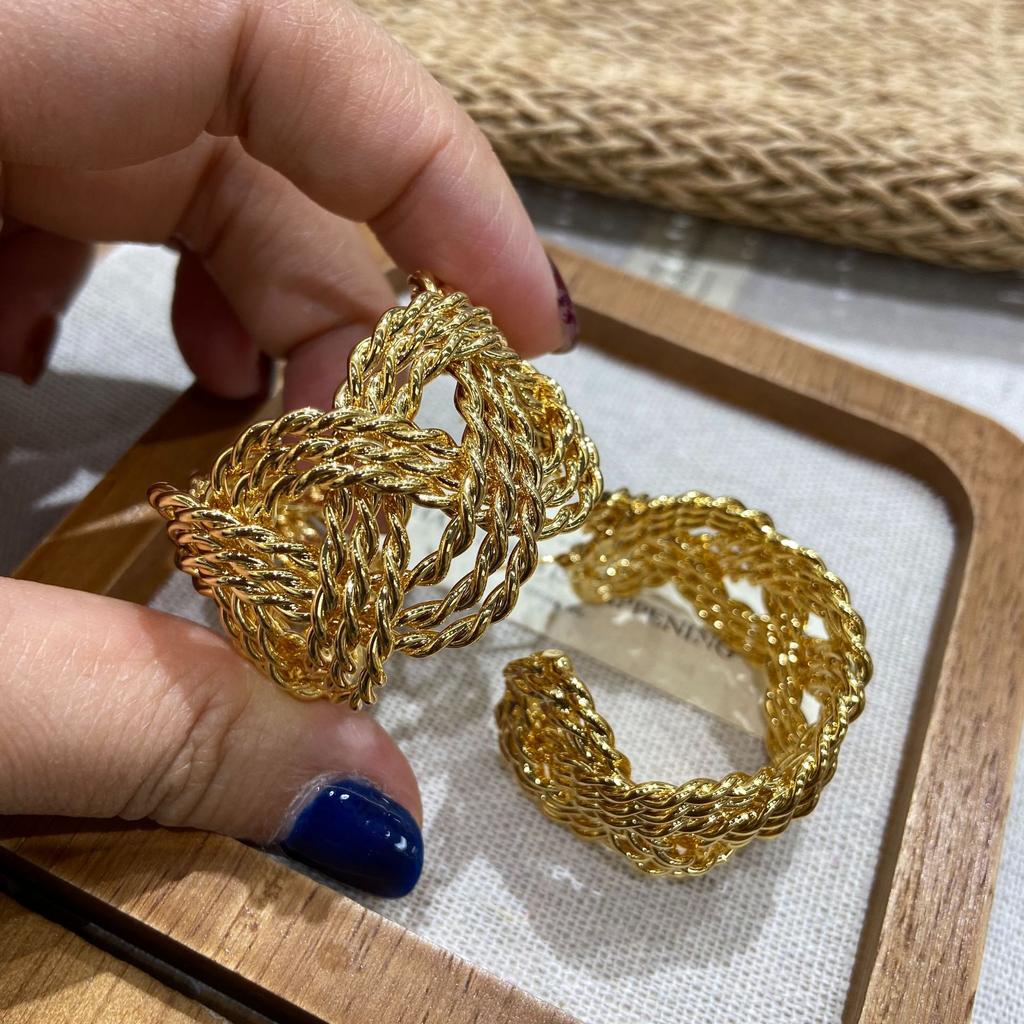 Wide-Faced Metal Woven Twist Earrings 2026 Premium Earrings Light Luxury Simple Style Studs