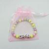 Fargerike perlearmbånd med bokstaver Mote Håndlaget barnearmbånd Søtfargede barnearmbånd med perler