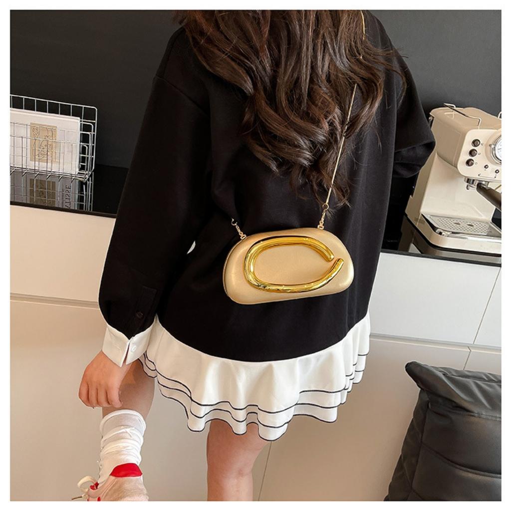 Ladies' Detachable Chain Shoulder Strap Bag -Gold Metallic PVC Banquet Handbag with Magnetic Closure Design, Simple and Fashionable Commuter Party Use