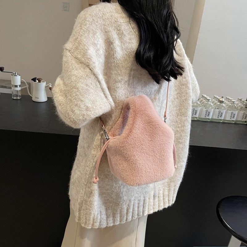 Autumn and winter new Mao Mao bag women's niche design portable bucket bag fashion hand bag trend messenger plush bag