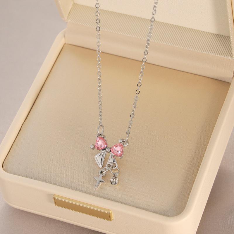 Korean Pearl Necklace: High-End Silver Clavicle Chain with Niche Design, Perfect for Light Luxury and Sweater Pendants.