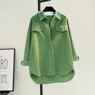 Blijf chic en comfortabel in dit avocadogroene corduroy overhemd met dubbele zakken en een vest met knopen