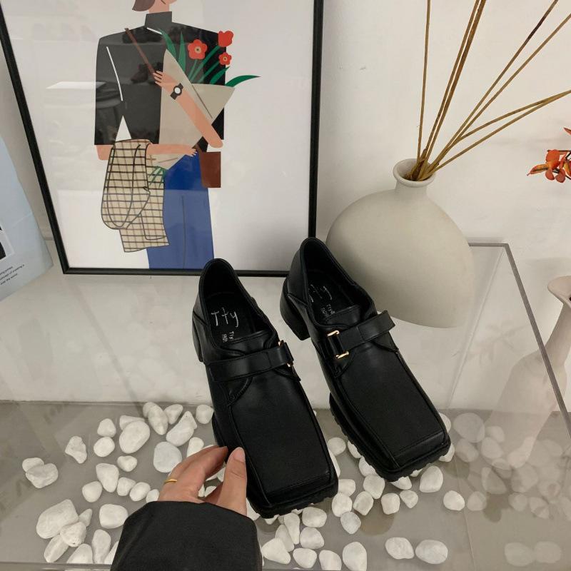 

2025 весна и осень новая мода универсальный британский стиль толстый каблук маленькие кожаные туфли женские ретро квадратный носок одинарные туфли универсальные 35 чёрный