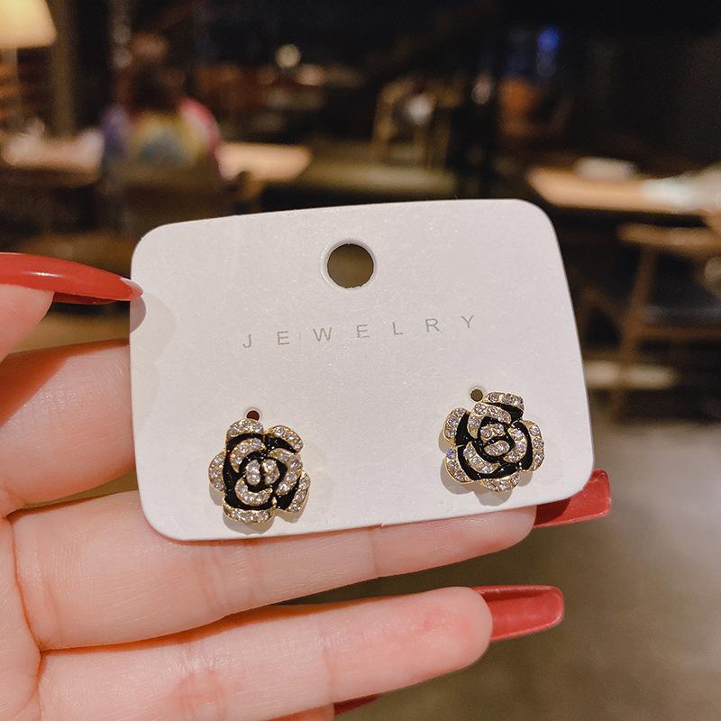 Retro Black Xiaoxiangfeng Stud Earrings Women's Fashion Elegance Temperament High-end Earrings Bow Love Versatile Earrings